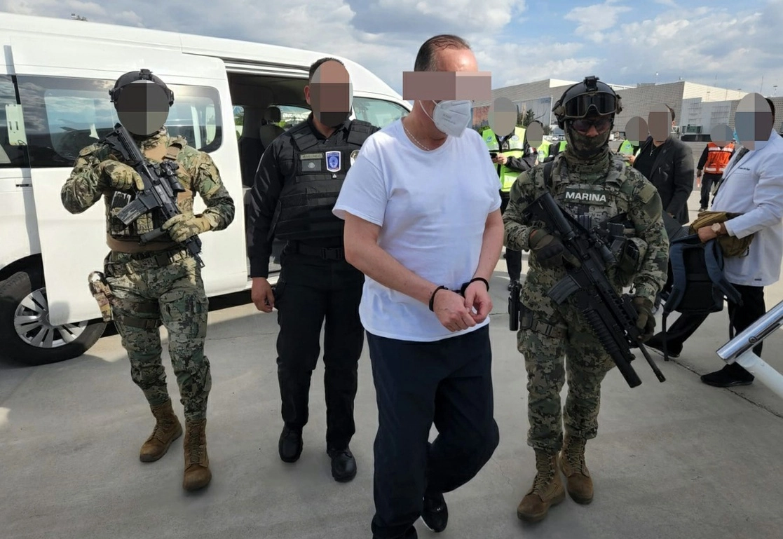 El ex gobernador de Chihuahua, César Duarte, en el Aeropuerto Internacional de la Ciudad de México, proveniente de Miami, Florida, donde estaba recluido. Foto cortesía FGE