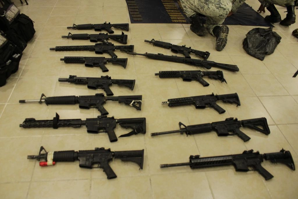 Aseguraron 14 armas largas de uso exclusivo de las Fuerzas Armadas, 104 cargadores, tres mil 14 cartuchos útiles, así como equipo táctico y diversos teléfonos celulares. Foto cortesía FGR
