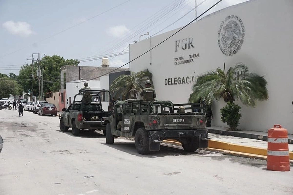 Se aseguraron 26 armas de fuego cortas y cuatro largas, un dron, numerario en moneda nacional y extranjera, más de 100 placas metálicas para chalecos, cartuchos, pasaportes, teléfonos celulares, una contadora de dinero, entre otros objetos.