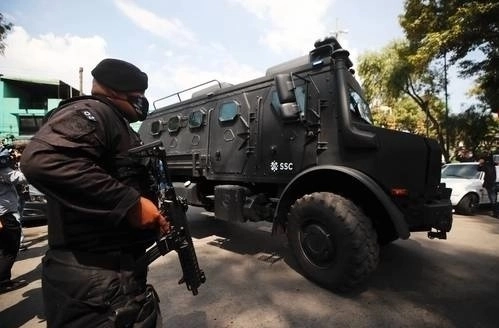 Elementos de la Guardia Nacional (GN), detuvieron en julio de 2020 a esta persona, en las instalaciones del Registro Civil en Nuevo Casas Grandes, Chihuahua, y le aseguraron un arma de fuego abastecida con 12 cartuchos, 14 mil 620 pesos, una navaja y otras pertenencias. Foto Víctor Camacho / Archivo