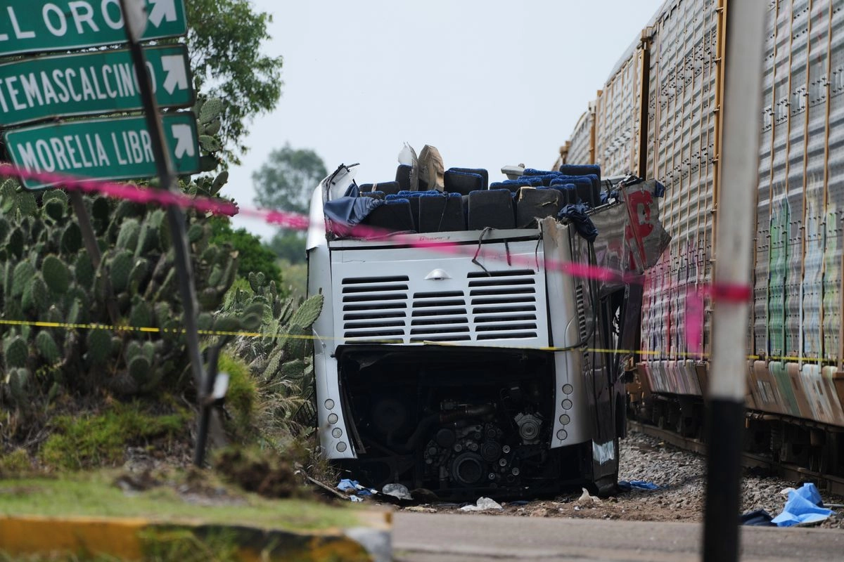 El conductor de un autobús de pasajeros que intentó ganar el paso a un tren de carga ocasionó un accidente sobre la carretera federal Maravatío-Atlacomulco, que dejó saldo de 10 personas fallecidas y 62 lesionadas.