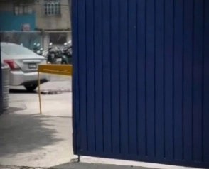 De acuerdo con la indagatoria, el tío del imputado refirió que al llegar a la vivienda el 6 de enero, observó que su sobrino salía corriendo y tenía manchas de sangre en las manos, y al ingresar vio a su hermano, cuñada y sobrina en el suelo, junto al árbol de Navidad. Foto @SSC_CDMX 
