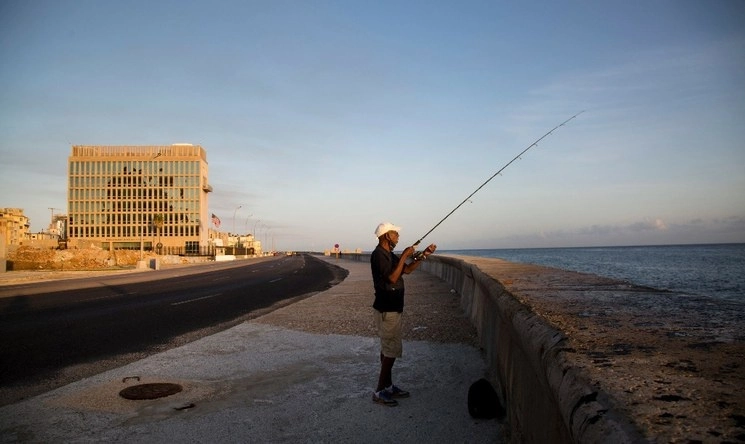El malecón en La Habana cerca de la embajada de los Estados Unidos, a la izquierda.Foto Ap