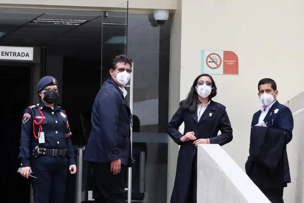 Los abogados de las víctimas del colapso de la Línea 12 del Metro, Teófilo Benítez, Antonio López y Ana Cecilia Linares, a las afueras del Poder Judicial de la Ciudad de México tras la audiencia sobre el caso, el 20 de julio de 2022. Foto Roberto García Ortiz