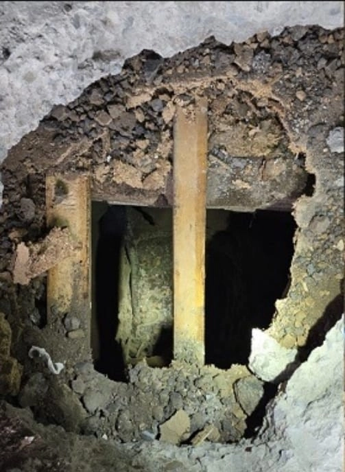 Aspectos del túnel desde donde robaban el combustible. Foto La Jornada