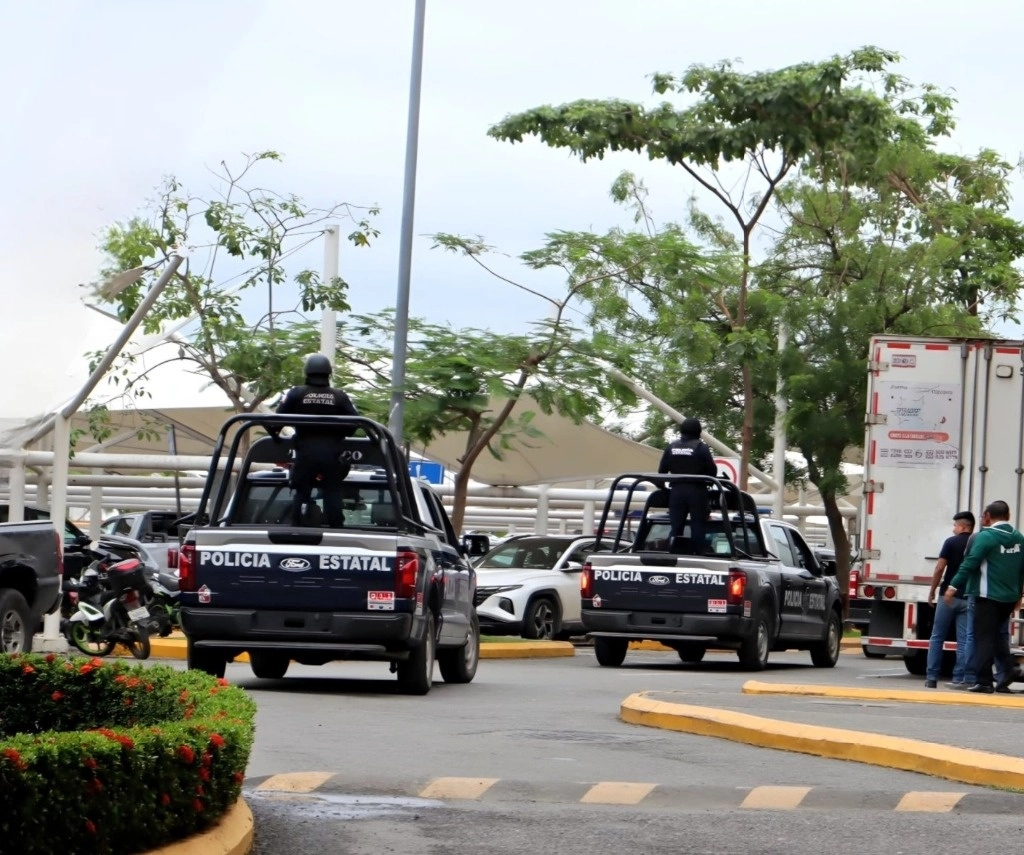 Los elementos de la policía municipal de Nacajuca más dos civiles fueron arrestados tras el cateo realizado en la ranchería El Hormiguero el pasado 1° de febrero. Foto @SSPCTabasco
 