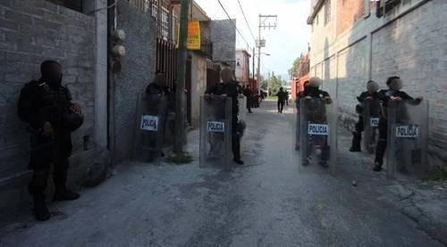 Elementos de la Unidad Metropolitana de Operaciones Especiales de la SSC resguardaron cuatro inmuebles cateados en Xochimilco, donde se aseguraron a 10 personas, drogas y armas. Foto La Jornada/ archivo