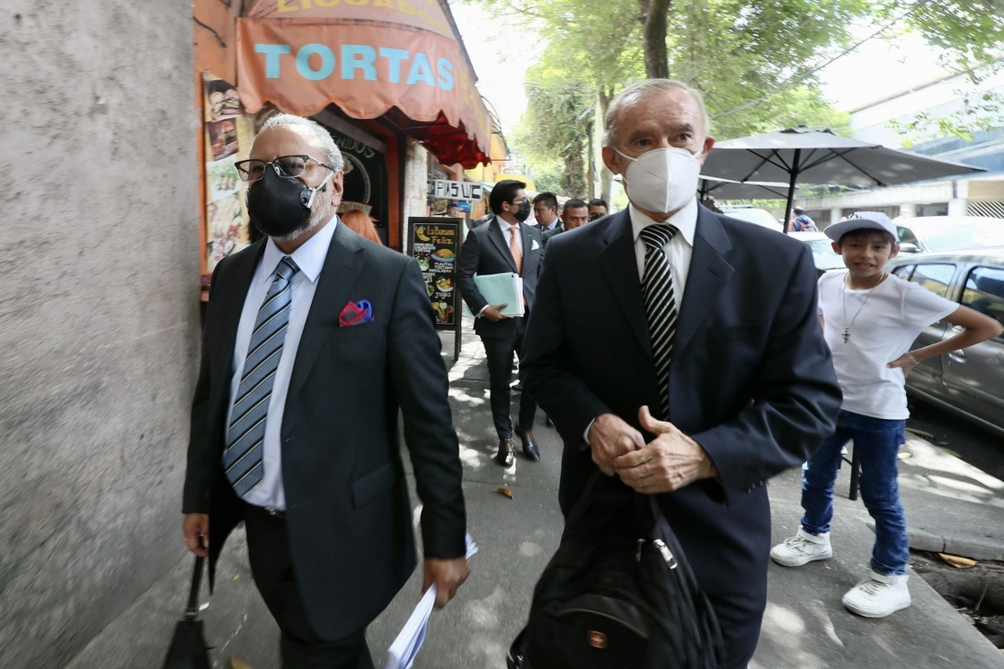 Enrique Horcasitas, ex director del Proyecto Metro, y su abogado, al concluir la larga audiencia, el 20 de julio de 2022. Foto Roberto García Ortiz
