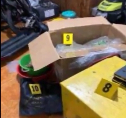 A los detenidos se les aseguraron 468 gramos de metanfetamina, 26 kilos de mariguana, tres kilos de cocaína, 201 frascos goteros de vidrio con cannabidiol, entre otros compuestos para elaborar drogas. Imagen tomada de @FGRMexico