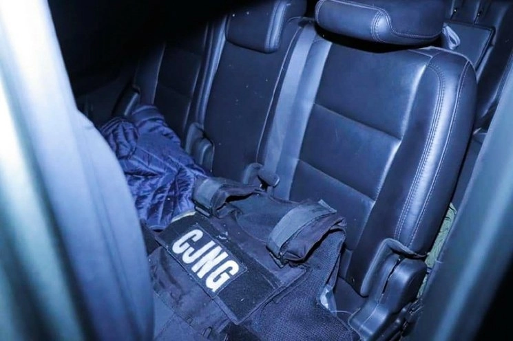 Equipo que utilizan miembros del CJNG decomisado dentro de un vehículo en Guanajuato. Foto Cuartoscuro/ archivo