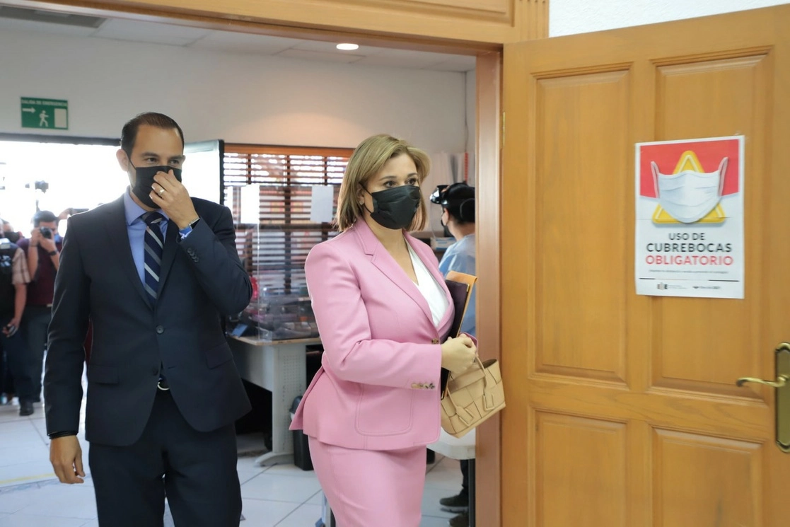 El líder nacional del PAN, Marko Cortés, y María Eugenia Campos, en su registro como candidata a la gubernatura ante el IEE de Chihuahua, el 15 de marzo pasado. Foto @MaruCamposG