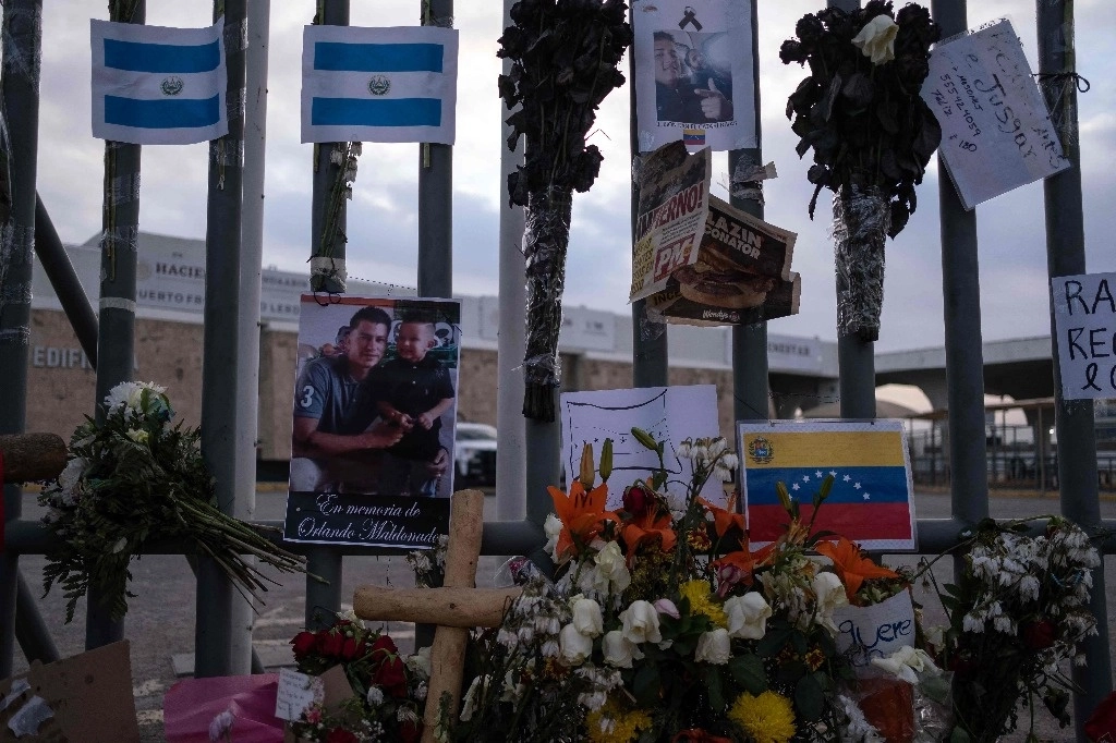 Altar en el centro del INM donde murieron 39 migrantes en un incendio en Ciudad Juárez, Chihuahua. Foto Afp