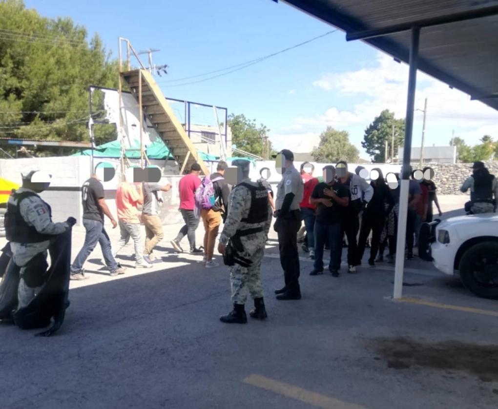 Los cinco detenidos fueron imputados como probables responsables de la comisión de los delitos de tráfico de indocumentados y transporte de personas extranjeras por el territorio nacional. Foto cortesía FGR 