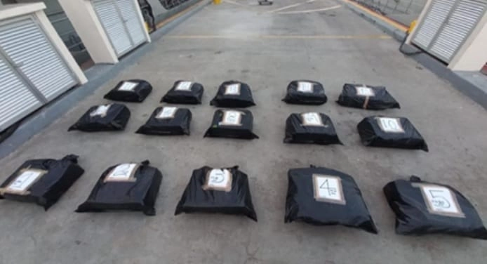 La FEMDO obtuvo vinculación a proceso para cinco presuntos narcotraficantes, tres ecuatorianos y dos mexicanos, por ser probables responsables de delitos contra la salud, luego de ser detenidos cuando transportaban más de 700 kg de cocaína. Foto cortesía FGR