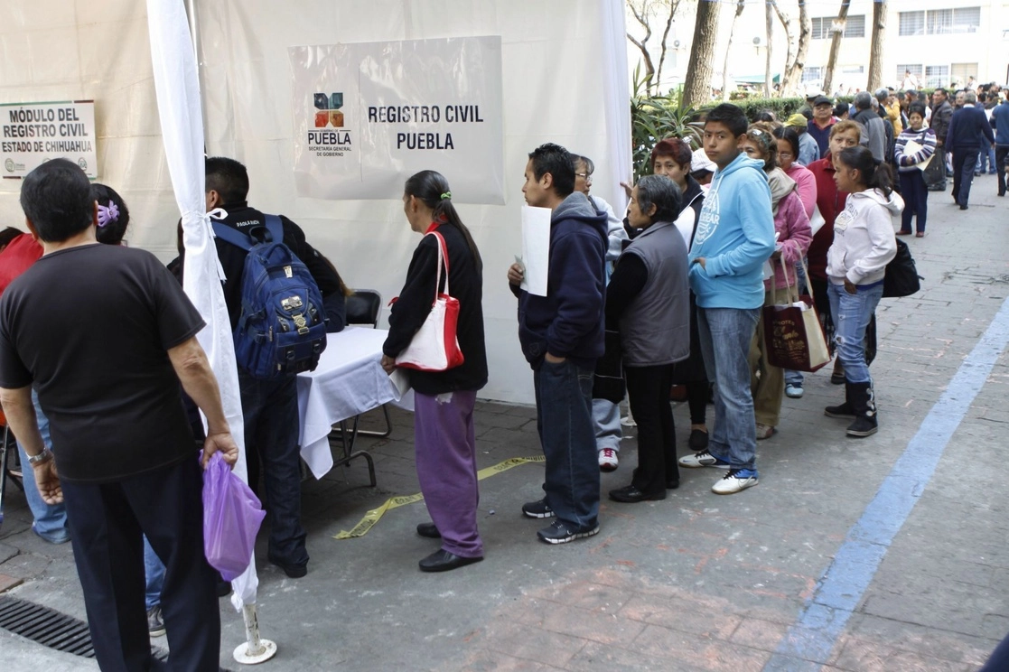 Personas tramitando documentos en el registro civil de la CDMX. Foto Cuartoscuro/ archivo