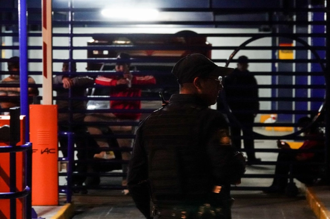 Policías de la SSC CDMX resguardan las oficinas de la cementera Cruz Azul en la capital. Foto Cuartoscuro/ archivo