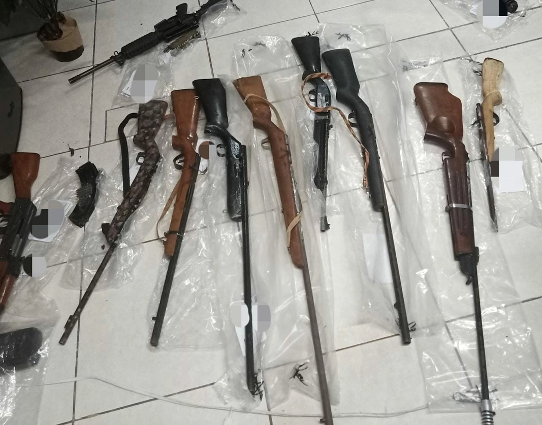 Los detenidos, identificados como Omar "G", Eduardo "L", Francisco "L", Francisco "H", Juan "L", Julio "C", Julio "R", Nora "C", José "L" y Alexis "V”, secuestraron al conductor del vehículo para cometer el robo, en el cual utilizaron armas, cargadores y cartuchos. Foto cortesía de FGR 