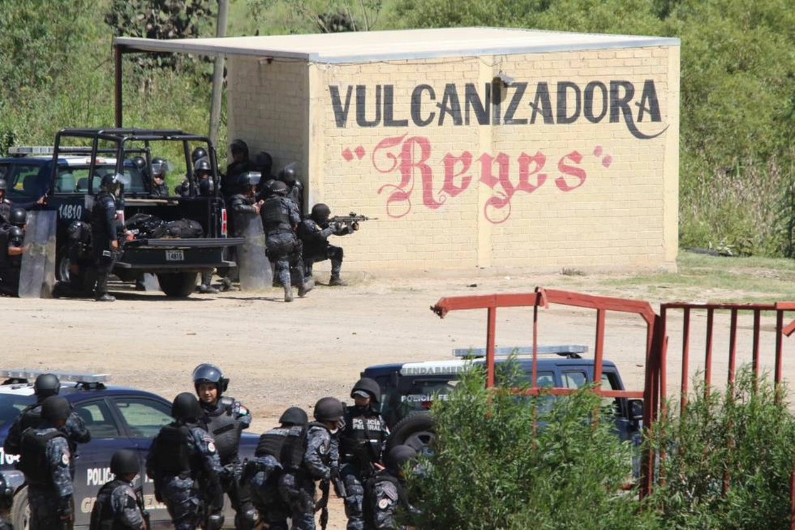 El 19 de junio de 2016 ocurrió un enfrentamiento entre policías y maestros, en Oaxaca, que dejó un saldo de seis muertos y 94 heridos. Foto Ap / Archivo