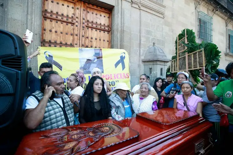 El cadáver de un comerciante fue trasladado en un féretro al Zócalo, en protesta porque presuntamente policías lo golpearon y tiraron en instalaciones del  metro. Foto Alfredo Domínguez/ archivo