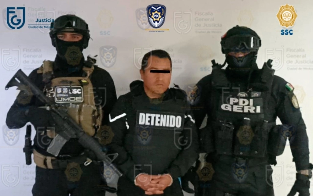 Funcionario detenido por su probable participación en la comisión de un delito en la CDMX. Foto Fiscalía/ archivo