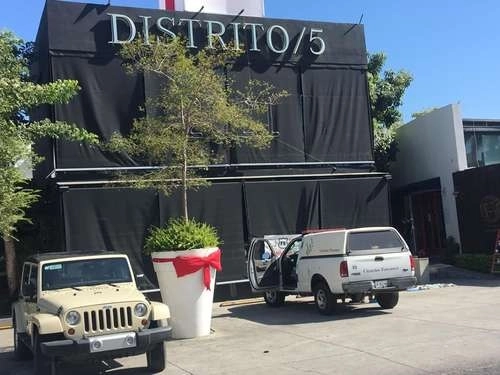 La Fiscalía de Jalisco mostró videos en los que se aprecia que el ex gobernante fue agredido a disparos  por un hombre y una mujer, quienes entraron al lugar sin ser revisados. Foto Javier Santos