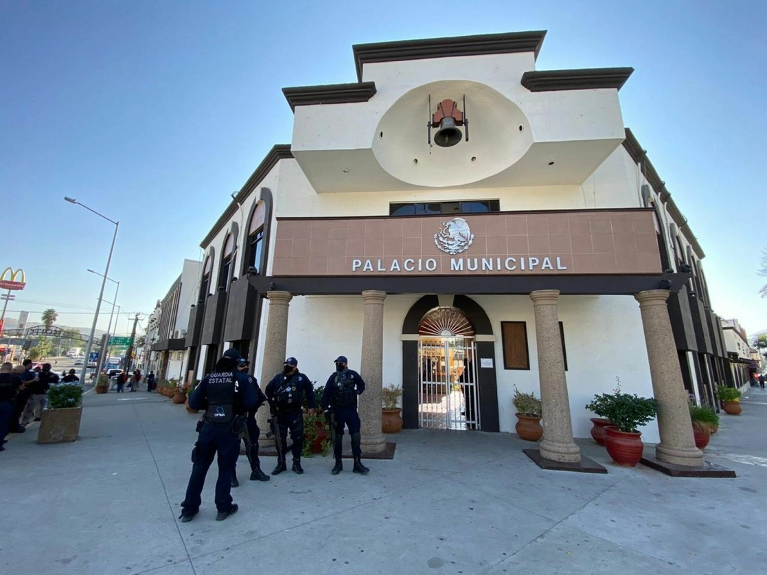Agentes de la Fiscalía General del Estado de Baja California llegaron al palacio municipal de Tecate para detener a la alcaldesa Zulema Adams Pereyra, el pasado 21 de octubre de 2020. Foto Cuartoscuro
