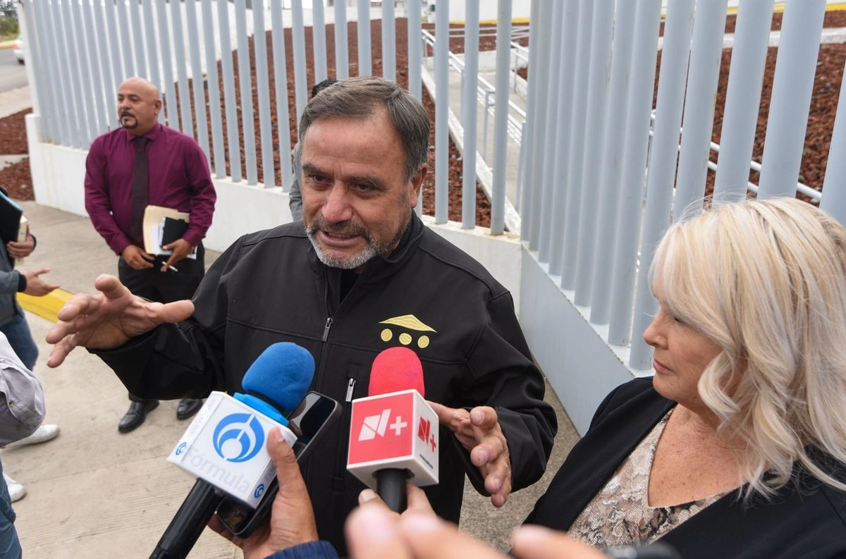 Adrián LeBarón calificó de alentador que el ex policía municipal haya sido vinculado por feminicidio y se va a investigar por actos de terrorismo. “Se está dejando un precedente de mucha relevancia para México, nos estamos quitando las vendas de los ojos y tocamos las heridas, pero para que comiencen a sanar”.