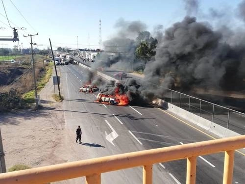 Presuntos integrantes del cártel Santa Rosa de Lima realizaron bloqueos en la carretera Celaya-Salamanca, en protesta por la llegada de elementos de la Marina, Ejército y Policía Federal para combatir el robo de hidrocarburos. Foto Cuartoscuro / archivo 