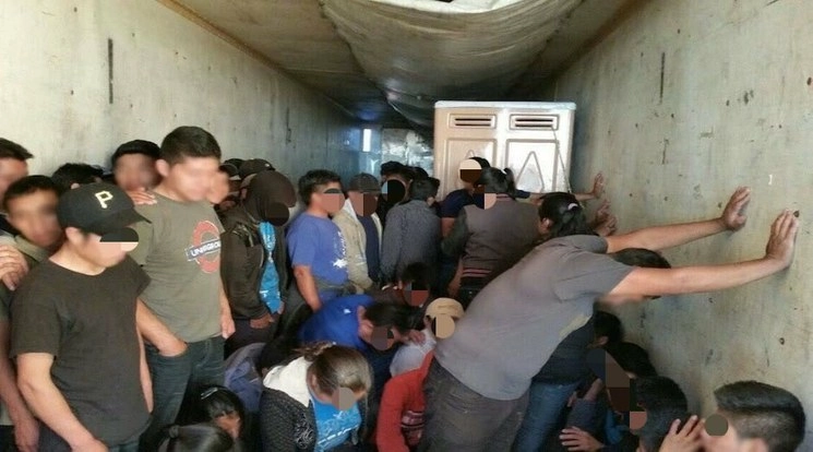Extranjeros que eran transportados en un camión de carga. De las 95 personas, 23 son menores de edad. Foto tomada del Twitter de @FGRMexico 