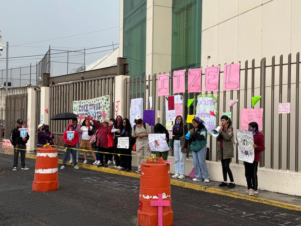 Integrantes de la colectiva Yaocihuatl de lucha contra el feminicidio en la región de los volcanes, junto con familiares y vecinos de Itzel protestaron fuera del penal estatal de Chalco. Foto
