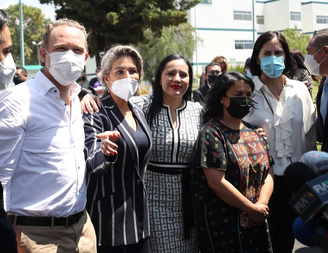 La alcaldesa de Cuauhtémoc, Sandra Cuevas, suspendida en sus funciones, a su salida de la sala de oralidad del Poder Judicial en el Reclusorio Norte después de ser vinculada a proceso, ayer. Foto Yazmín Ortega Cortés