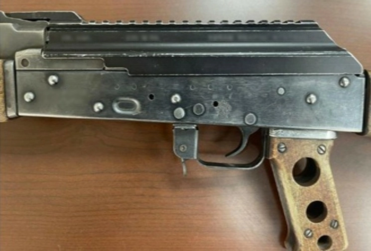 Una de las armas de uso exclusivo que le fueron confiscadas a 'La Cabra' al momento de ser detenido. Foto tomada de Twitter @FGRMexico
 