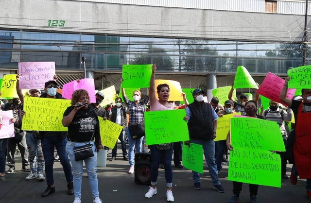 Tras la detención de Diana Sánchez Barrios, agremiados a organizaciones de comerciantes le manifestaron su apoyo. Foto Alfredo Domíguez