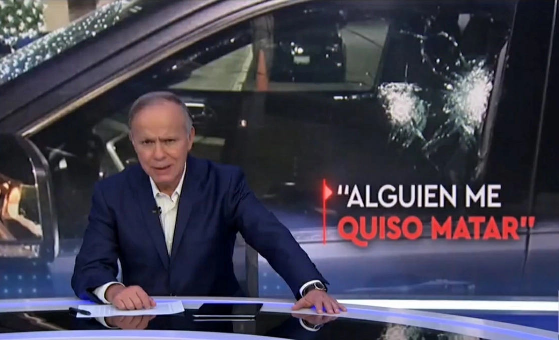 Ciro Gómez Leyva en la transmisión de su programa televisivo de noticias. Captura de pantalla