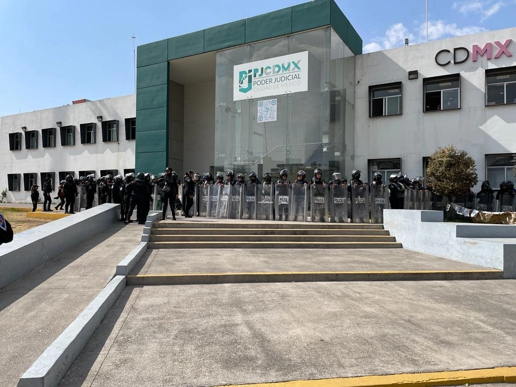 Policías capitalinos resguardan las instalaciones del Poder Judicial de la CDMX. Foto Laura Gómez Flores