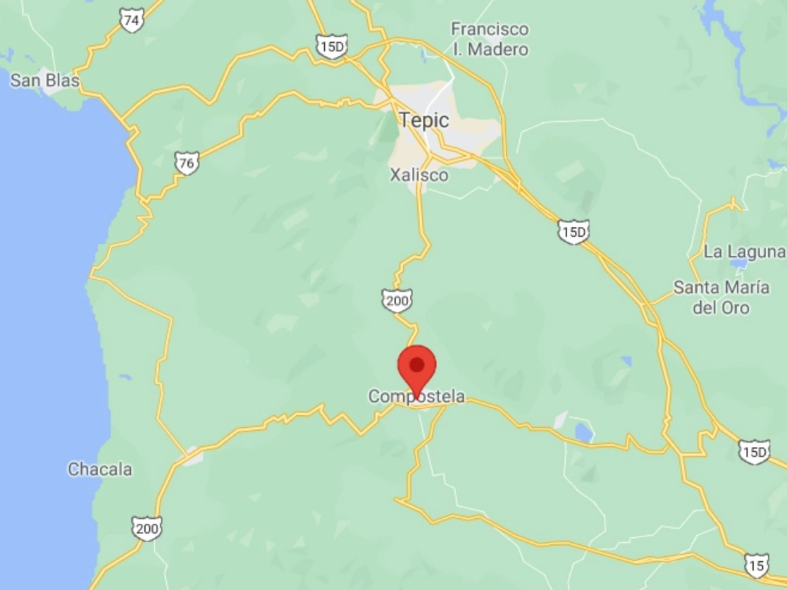 Además del uniformado que enfrenta el proceso judicial, la Fiscalía General del Estado investiga a otros cinco elementos de la Policía Municipal de Compostela por su presunta participación en los hechos. Imagen tomada de Google Maps