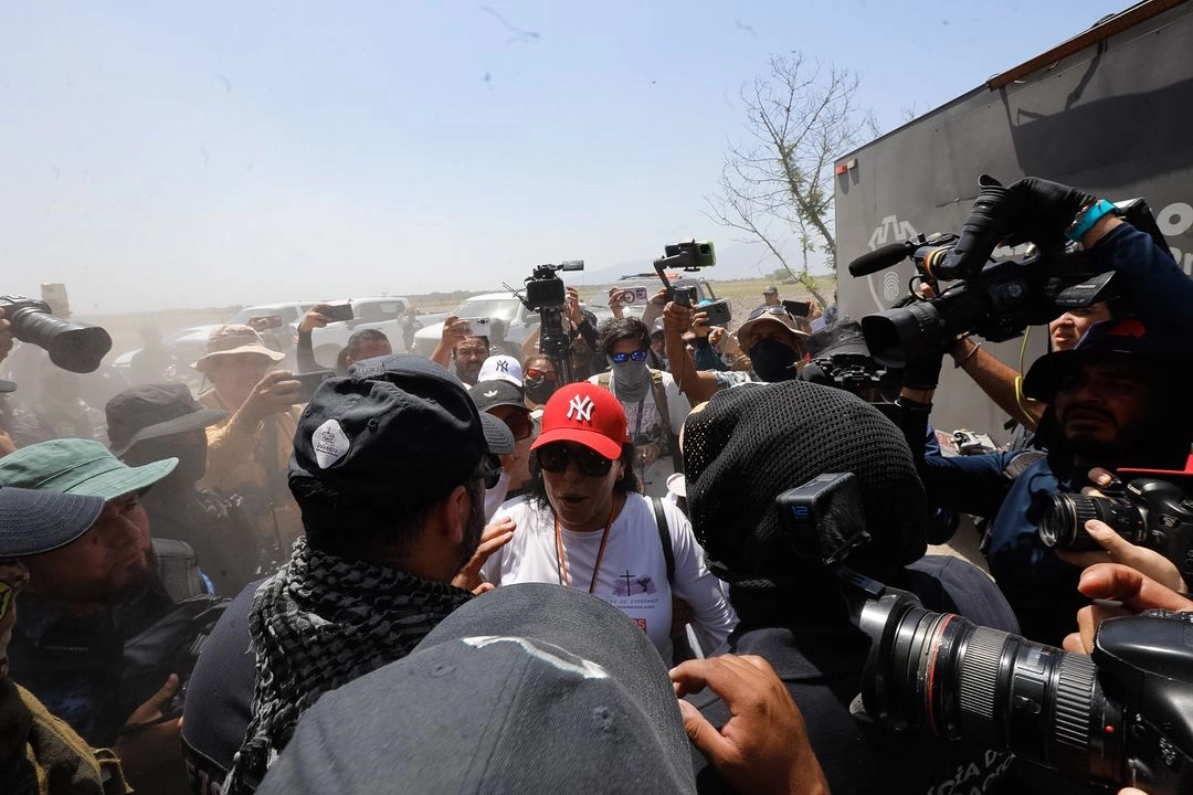 Madres buscadora y medios durante un recorrido por el rancho Izaguirre en Jalisco el pasado 20 de marzo. Foto