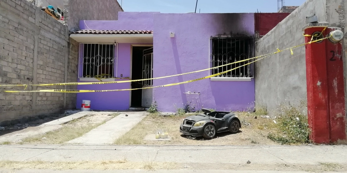 Vivienda asegurada por la Fiscalía General de Nayarit, escenario del feminicidio y doble homicidio ocurrido la madrugada del pasado viernes 13. Foto Luis Sánchez