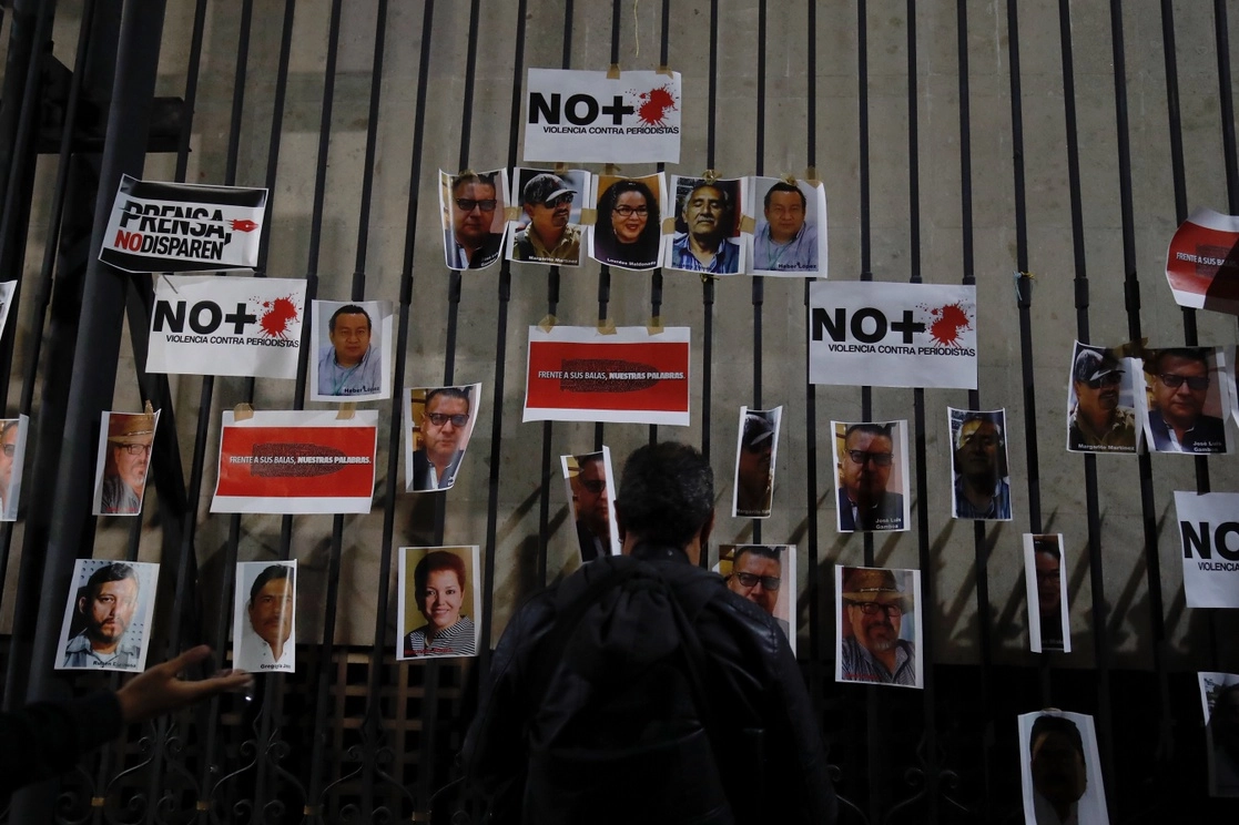 Periodistas protestan en la sede de la Segob contra la violencia hacia periodistas. Foto Cristina Rodríguez