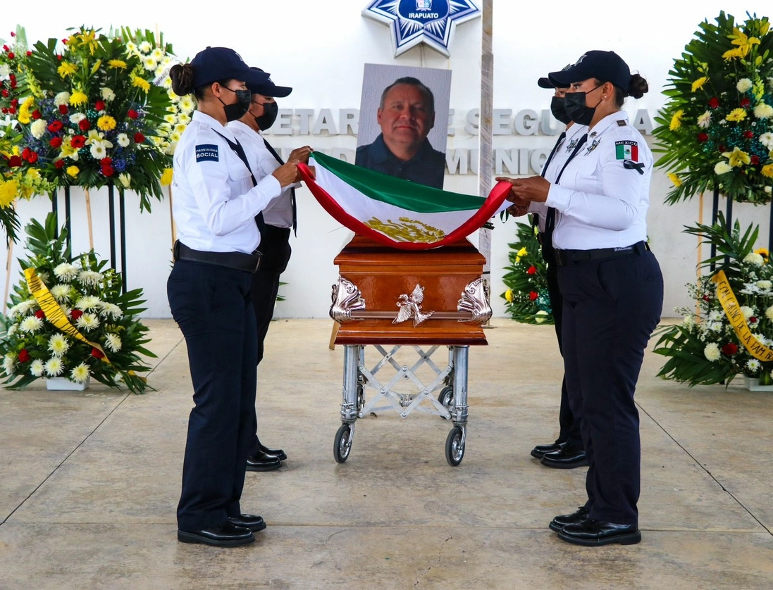 El comandante de la Secretaría de Seguridad Pública de Irapuato Francisco Rodríguez Cisneros, asesinado durante una persecución de presuntos delincuentes, fue despedido por sus compañeros de la corporación el 13 de septiembre de 2022. Foto Carlos García