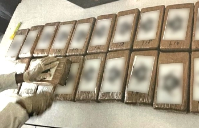 La droga, que era transportada en una embarcación con dos motores fuera de borda, con rumbo al puerto de Salina Cruz, Oaxaca, estaba contenida en 663
paquetes, con un peso total de 672 kilos. Imagen difundida por FGR 
