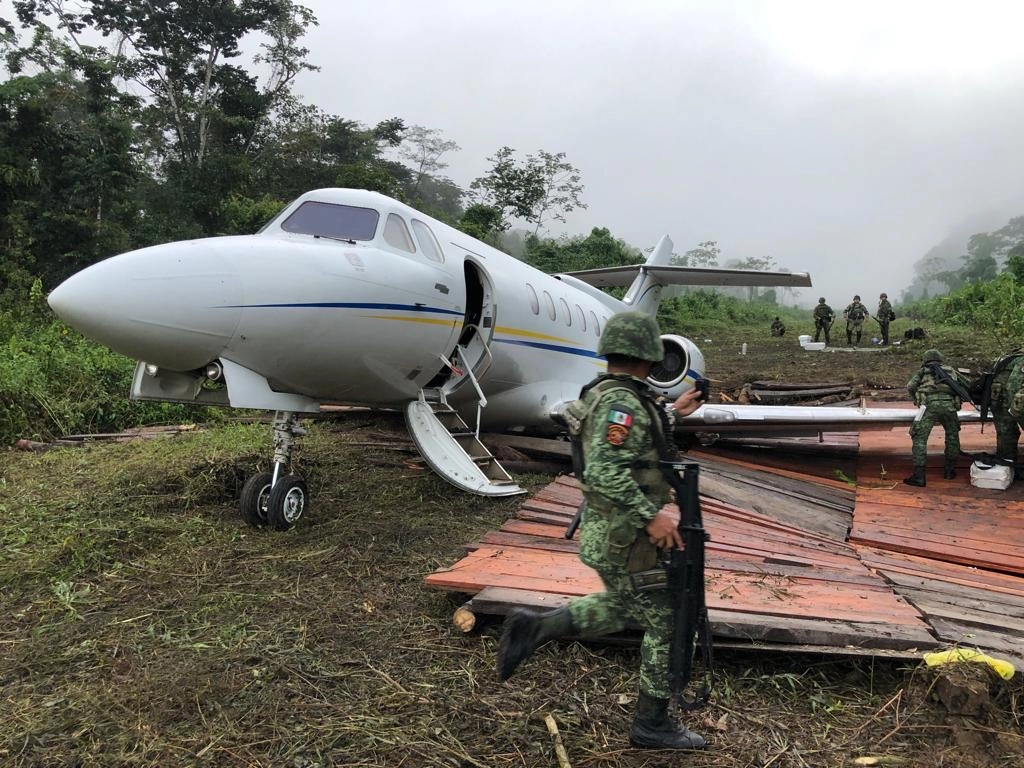 Un juez federal con sede en Chiapas dictó vinculación a proceso contra un hombre que fue detenido en el municipio de Ocosingo cuando descargaba de una aeronave un cargamento de cocaína. Foto cortesía FGR