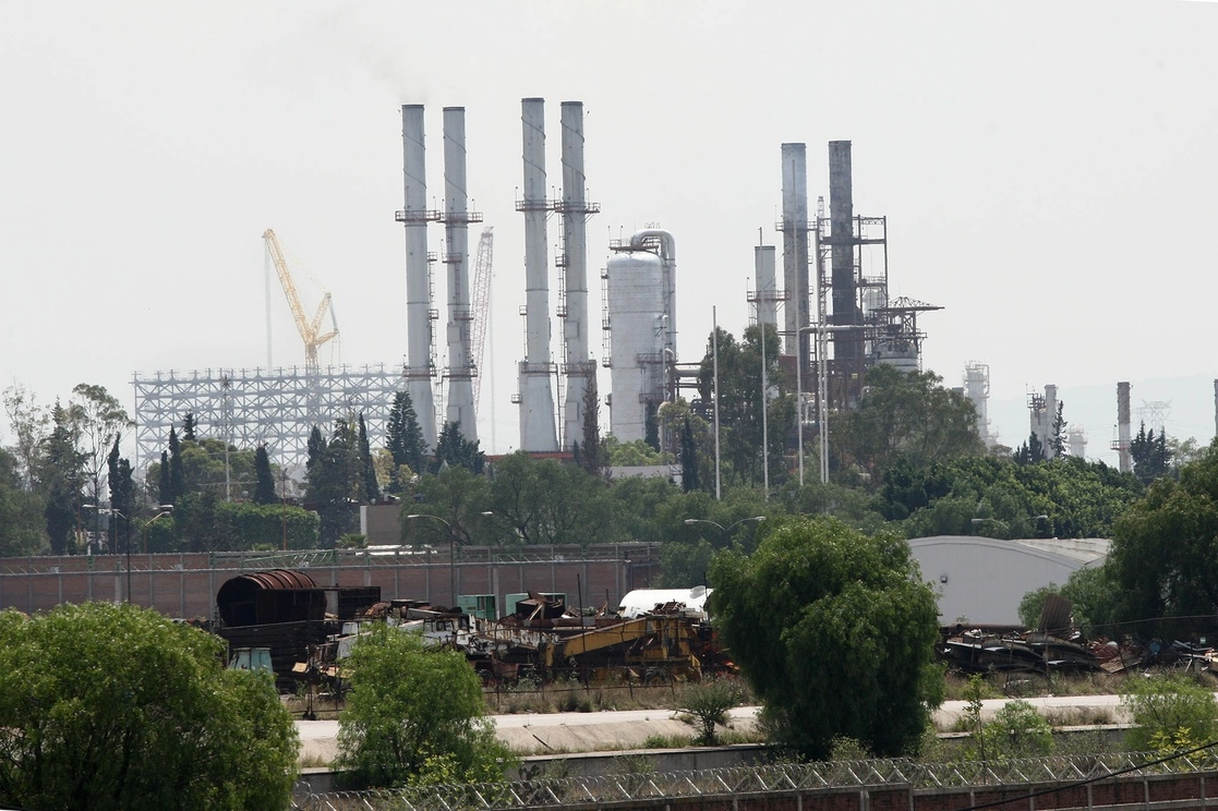 Los tres empleados de Petróleos Mexicanos, vinculados a proceso por presunta responsabilidad del delito de delincuencia organizada en materia de hidrocarburos, laboraban en la refinería de Tula, Hidalgo. Foto María Melendrez Parada / Archivo