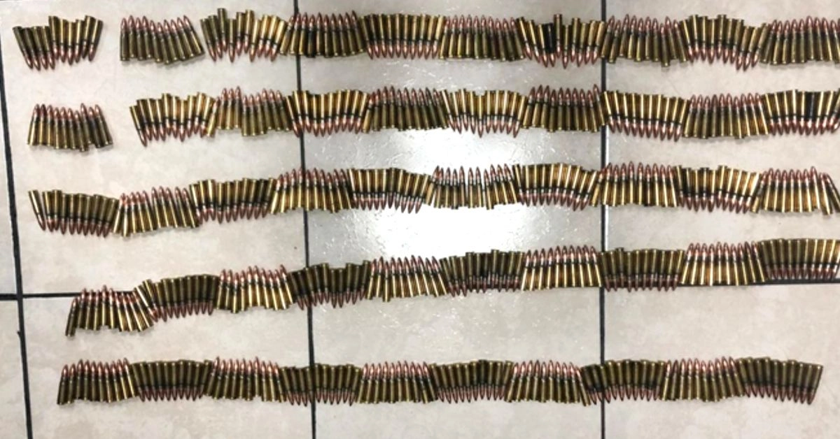 Durante la detención de las cuatro personas, se aseguraron armas de fuego largas, cargadores, cartuchos, chalecos tácticos, fornituras, mientras que en el cateo se localizaron un arma de fuego larga, cargadores, cartuchos, mariguana, 27 vehículos, placas vehiculares, chalecos tácticos y tres equipos celulares.