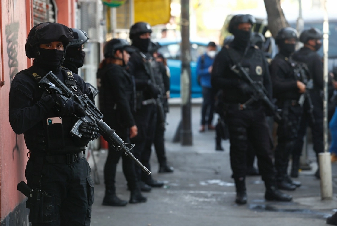 Elementos de SSC durante un operativo en la CDMX. Foto Víctor Camacho/archivo