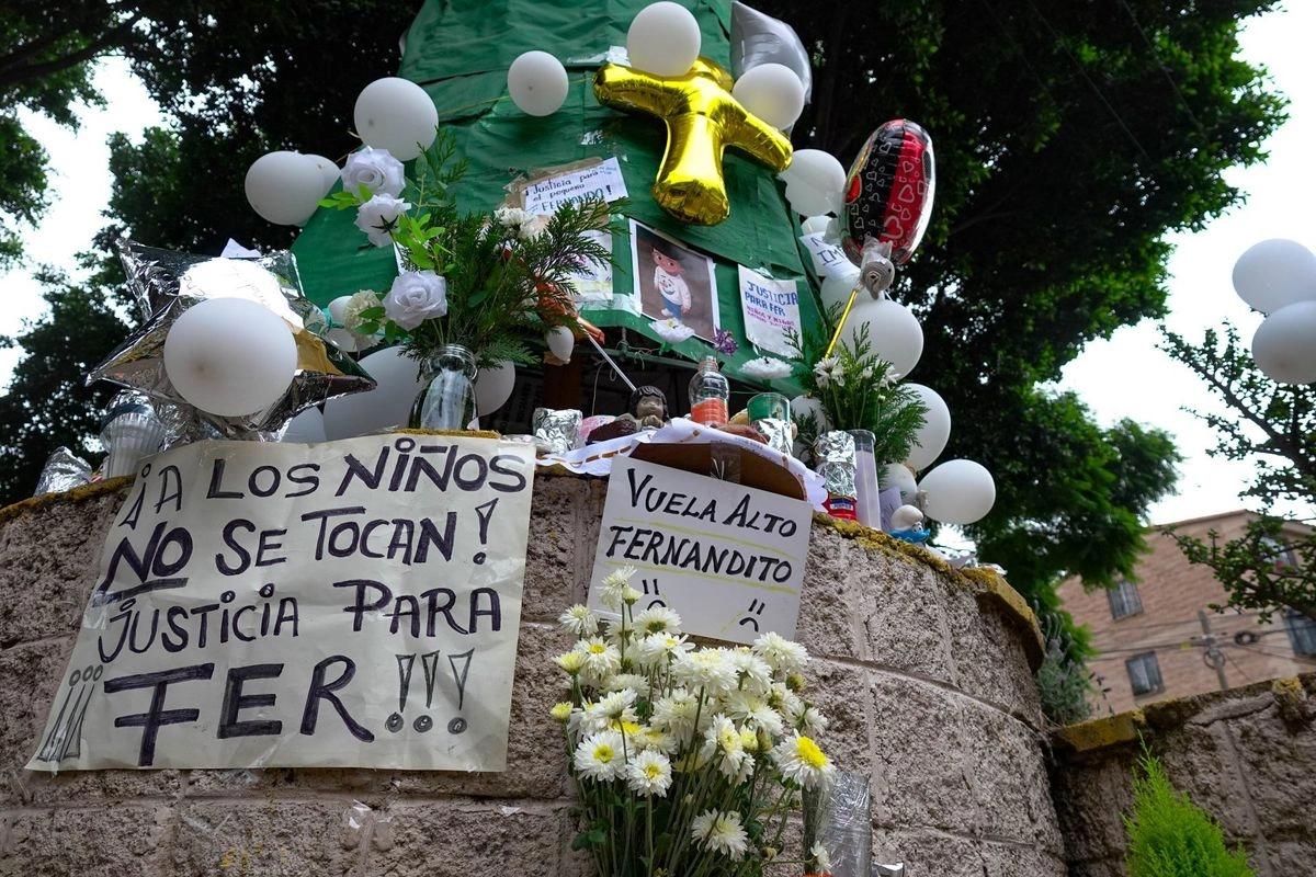  Memorial realizado por vecinos de la Colonia San Isidro en homenaje al niño Fernando, quien fue asesinado por tres personas presuntamente por una deuda. Foto 