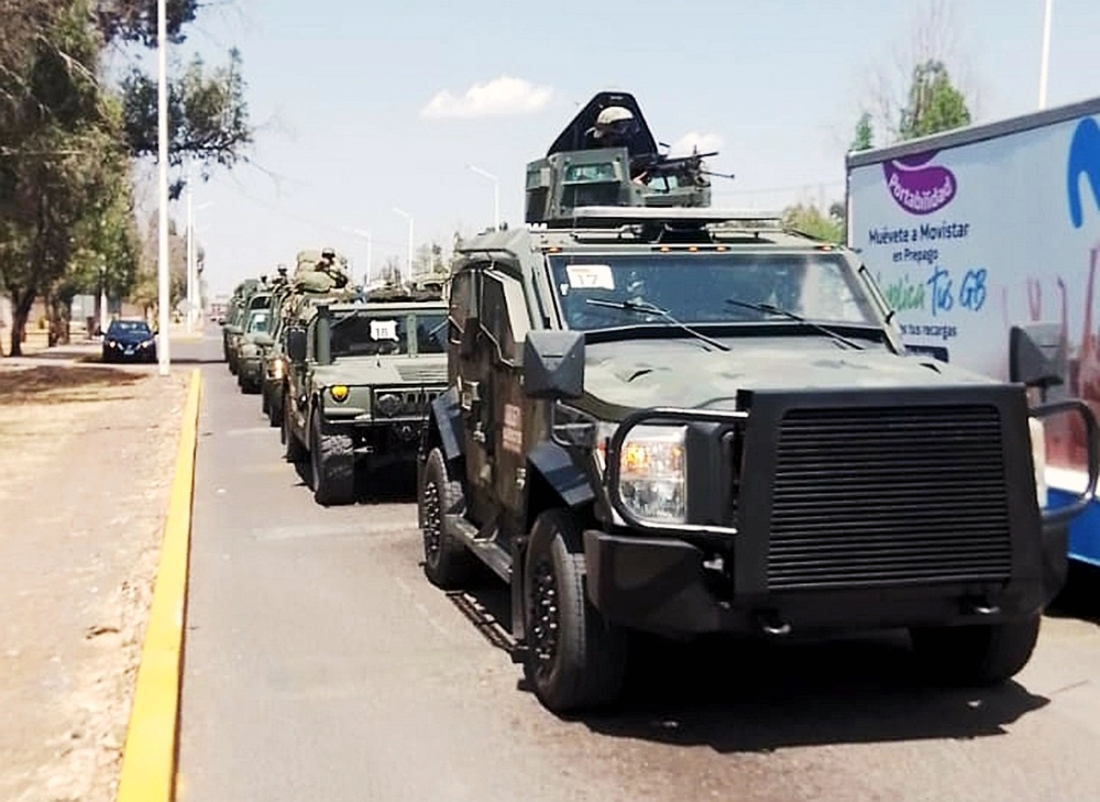 Los sujetos fueron asegurados por  elementos de la Policía Federal Ministerial y personal de la Sedena. Foto La Jornada