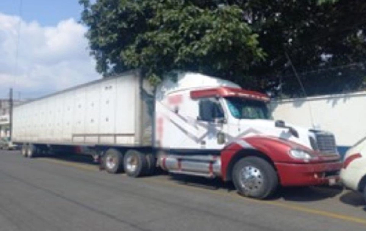 Óscar “L” fue aprehendido por elementos de la Defensa, Guardia Nacional y la SSPC en el Boulevard Industrial, en Uruapan, cuando circulaba a bordo de un tractocamión acoplado a un semirremolque. Imagen tomada de @FGRMexico