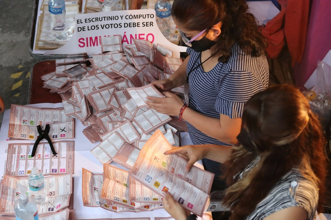 Conteo de votos en una casilla de Iztacalco en las pasadas elecciones. Foto Roberto García
