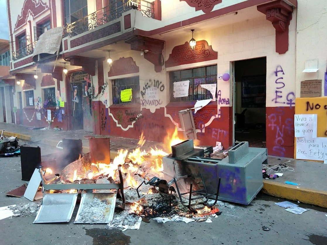 Mobiliario sacado e incendiado  de las instalaciones de la Policía Municipal de Progreso de Obregón el viernes pasado durante manifestación feminista por la muerte de Beatriz Hernández. Foto Ricardo Montoya